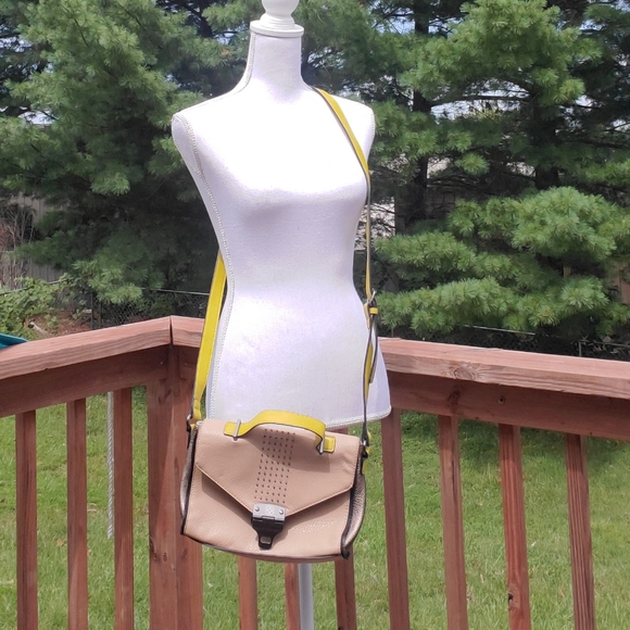 Gianni Bini cross body tan yellow gold purse - Picture 4 of 14